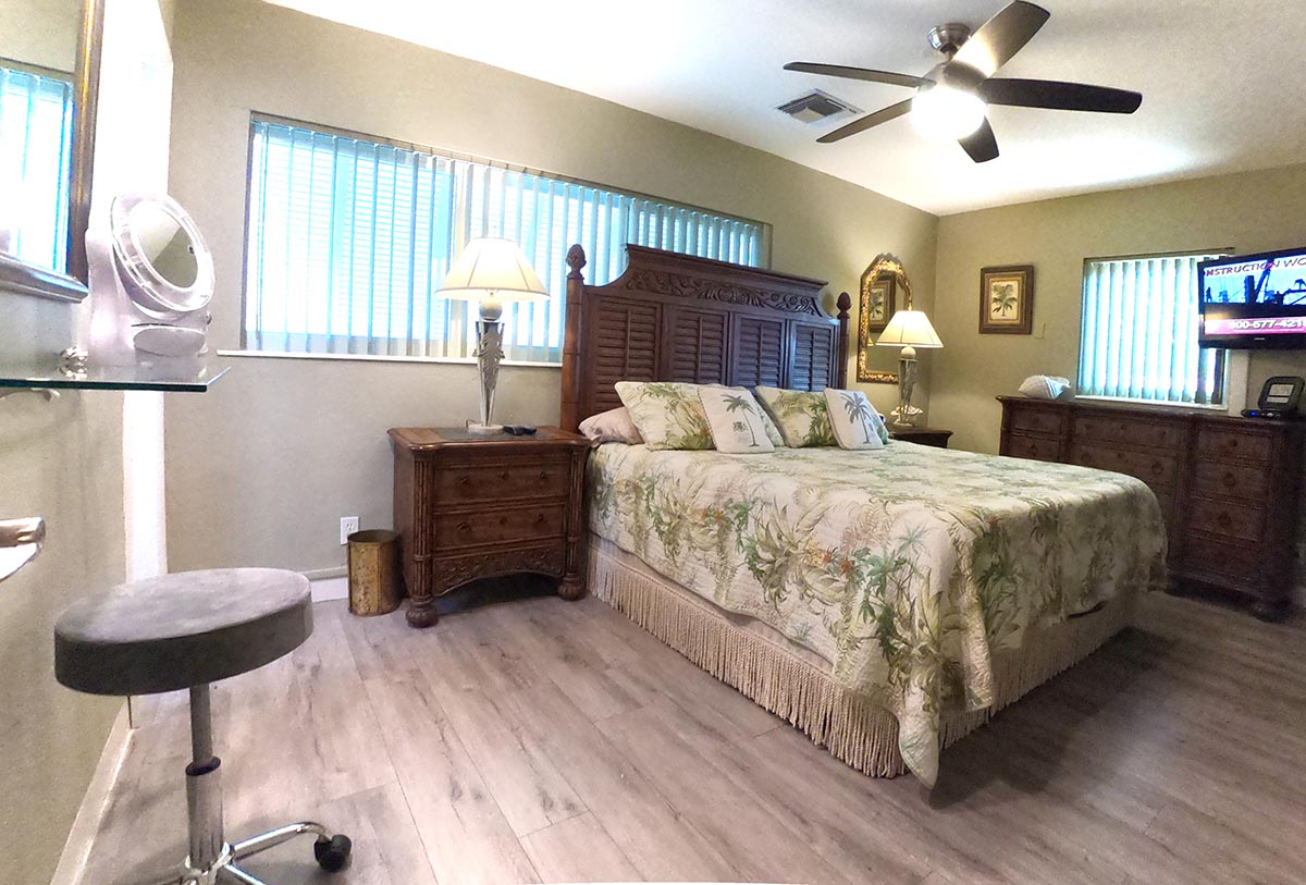 Main House Master King Bedroom showing 42